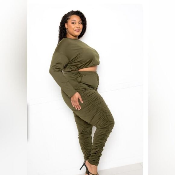 PLUS SIZE OFF SHOULDER CROP TOP & RUCHED LEGGINGS SET - Picture 3 of 4